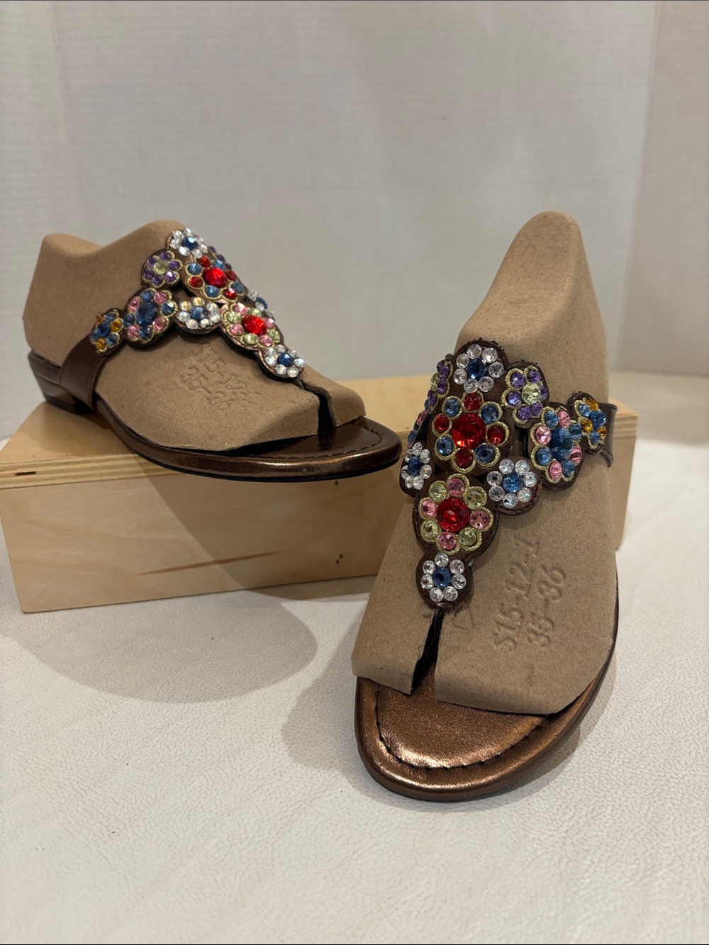Toe Post Summer Sandals Size 6 Ann Marino